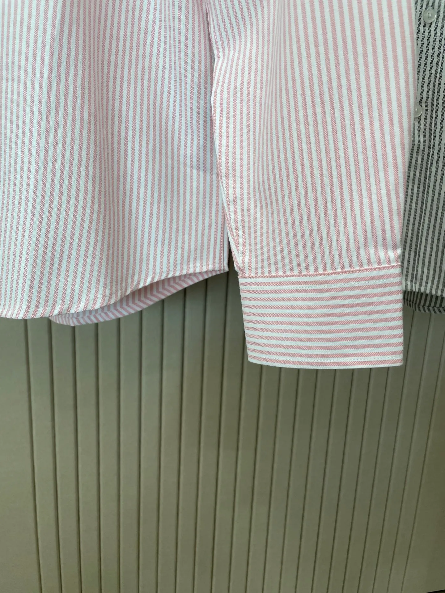 P220 🌸🌸🌸 POLO Ralph Lauren [High Quality] Classic shirt! The classic casual shirt made of pure cotton Oxford cloth has a unique design. It has a simple, clean and classic silhouette design. It is a versatile style that can be switched at will. The fabric feels soft and delicate, highly breathable, and is close to the skin and comfortable to wear. It can be worn alone as an inner layer. Its versatile performance is beyond your imagination! The upper body of the ready-to-wear is simple and classic yet elegant! Size:M-XXL